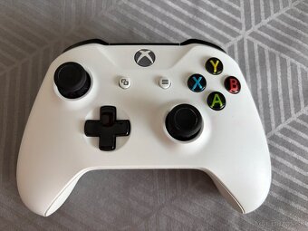 🎮 Predám Xbox One X – ROBOT WHITE SPECIAL EDITION 🚀 - 3