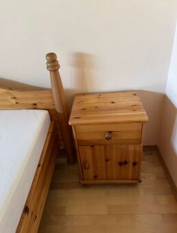 Posteľ z masívu + 2 nočné stolíky - 3