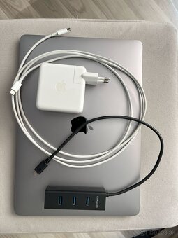 MacBook Pro 13" (2019) Touch Bar – výborný stav - 3