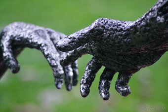 Ocelová plastika "Božský dotek" - originální umělecké dílo - 3