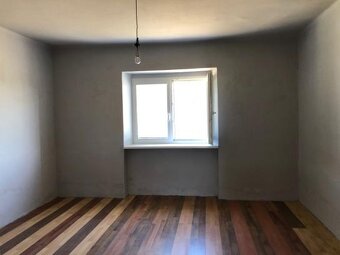 IBA U NÁS Na predaj starší 2-izbový rodinný dom s garážou   - 3