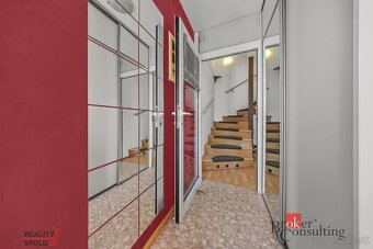 Rodinný dom s veľkým pozemkom, dvomi terasami a krbom – Čenk - 3