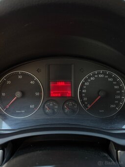 Volkswagen Jetta 2.0 TDI 103 kW – 2006 – strieborná - 3