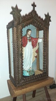 Starožitná skrinka, kaplnka so soškou. - 3