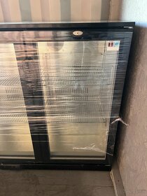 Barová chladnička s troma presklenými dverami - 3