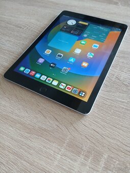 9,7" tablet iPad 5 generácie 32GB TOP stav - 3