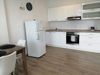 Prenajmem kompletne zariadený 1.izb. byt v CENTRE PB - 3