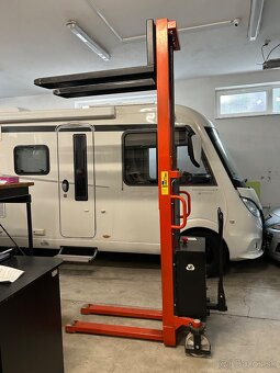 Vysokozdvižný vozík so zabudovanou nabíjačkou - 3