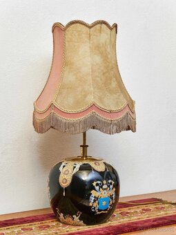 Starožitná stolní lampa s erbem a putti - 3