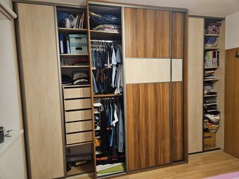Šatníková skriňa,manželská posteľ,nočné stolíky - 3