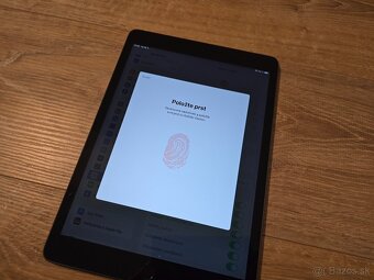 Apple iPad 8 32GB - 3