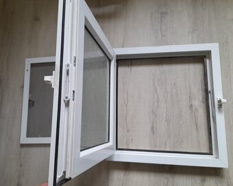 Predám sklopné plastové okno-rozmer rámu 540mmx570mm - 3