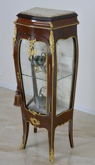 Zámecká vitrína zdobená bronzem - 3