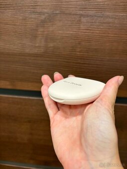 Rare Beauty puder Uplne novy - 3