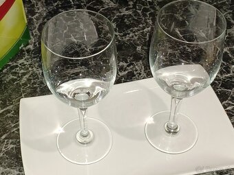 Predáme  poháre  a tácku. - 3