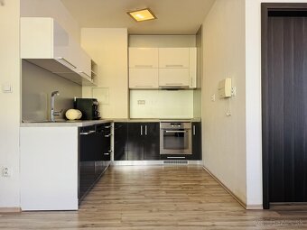 Na predaj: priestranný 3-izbový byt s terasou v obľúbene - 3