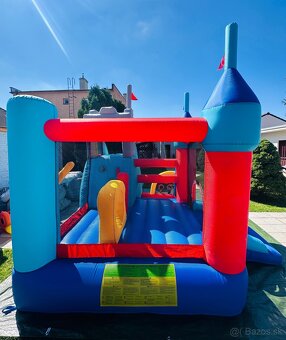 SKÁKACÍ NAFUKOVACÍ HRAD - 3