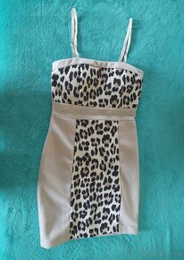 Krémové mini šaty s leopardím vzorom vpredu - 3