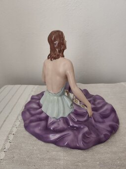 Royal dux žena so sukňou porcelánová soška - 3