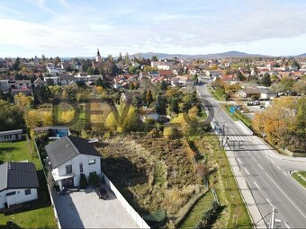 Priestranný stavebný pozemok v pokojnej obci Budmerice - 3