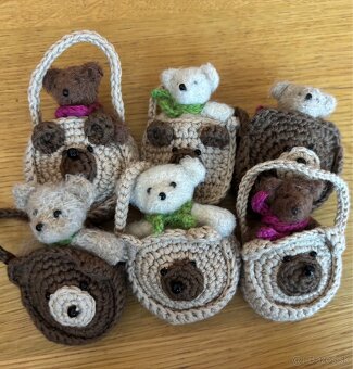 Háčkovaný medvedík (handmade) uložený v malej taštičke - 3