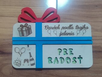 Drevená darčeková karta na peniaze v tvare darčeka Radosť - 3