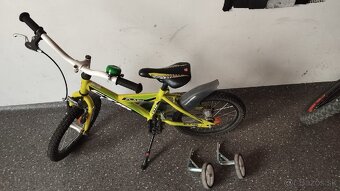 Malý bicykel, zelený s pomocnými kolieskami - 3