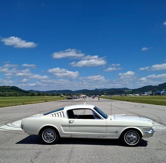 Ford Mustang Fastback - 3