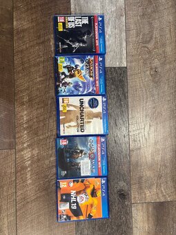 PlayStation 4 (1 TB) + 2 ovládače + hry - 3