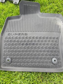 Predam ORIGINAL gumove rohoze na Skoda Superb |||. - 3