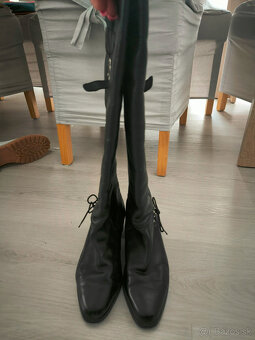 Vysoké kožené čierne čižmy Baťa veľkosť 39 vo vnútri kožušin - 3