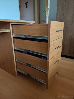 Predám kvalitný písací stôl – robustny so zasuvkami - 3