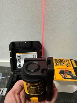 DEWALT Alkalický Krížový samonivelačný laser - červený - 3