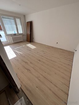Pokládka podláh – vinyl, plávajúce podlahy, lišty - 3