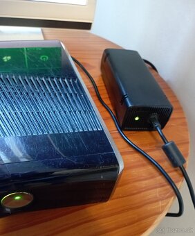 XBOX 360 SLIM + napájací zdroj (bez HDD a bez ovládača) - 3