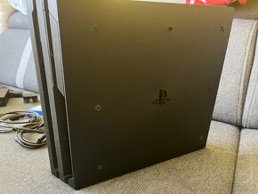 Playstation 4 (PS4) PRO 1TB málo používané - 3