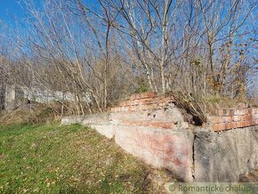 Pozemok s pozostatkami starého domu na okraji obce Pastovc - 3
