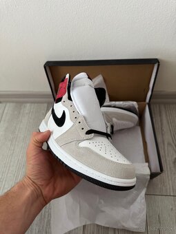 Air Jordan 1 Retro High OG "Light Smoke Grey" - 3