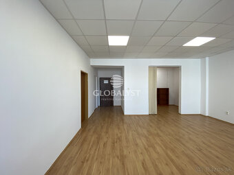 Priestranná kancelária : 42 m2 - v centre mesta - 3