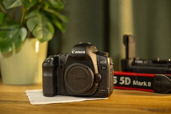 Canon 5D Mark II + grip + 2x batéria (super stav) - 3