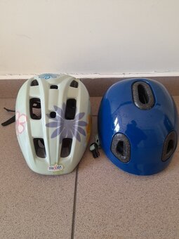 Sedačka a detské prilby - 3