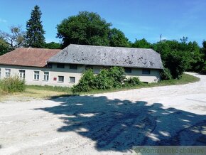 Zachovalý  bývalý  mlyn na väčšom pozemku v obci Modr - 3