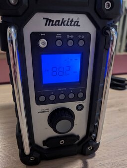 Stavebné rádio Makita BMR102 s komplet príslušenstvom - 3
