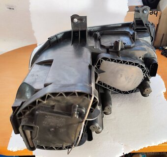 VW Touran 1T – pravý predný svetlomet (halogén) - 3