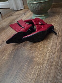 Červené dámske zimné čižmy na podpätku č. 39 - 3