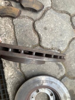 Predám predné brzdové kotúče s platničkami - 3