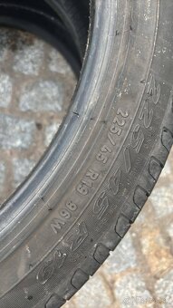 225/45 R19 - 3