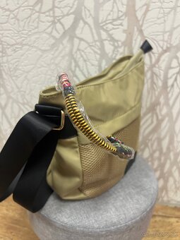 Hneda sportova crossbody guess kabelka - 3