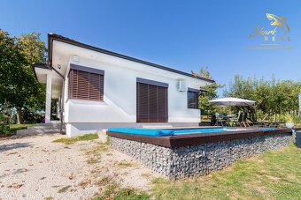 Rodinný dom s bazénom na predaj - 3