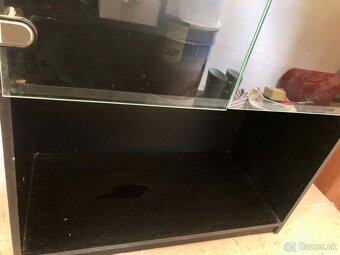 Vitrínová skriňa – darujem ZA ODVOZ - STUPAVA - 3